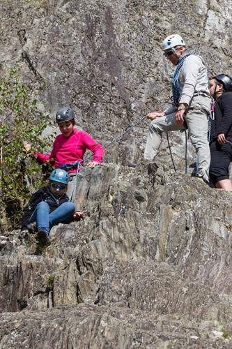 Pauline, Camille, Cassandra et Yoyo se baladent dans les rochers ...