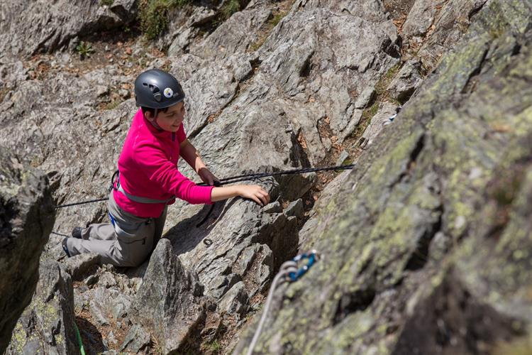 Camille fait une petite pause sur la roche !