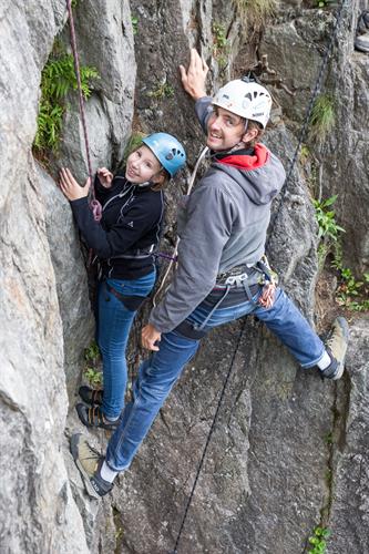 Pauline et Romain après avoir franchi la goulotte et en route vers les hauteurs de la voie