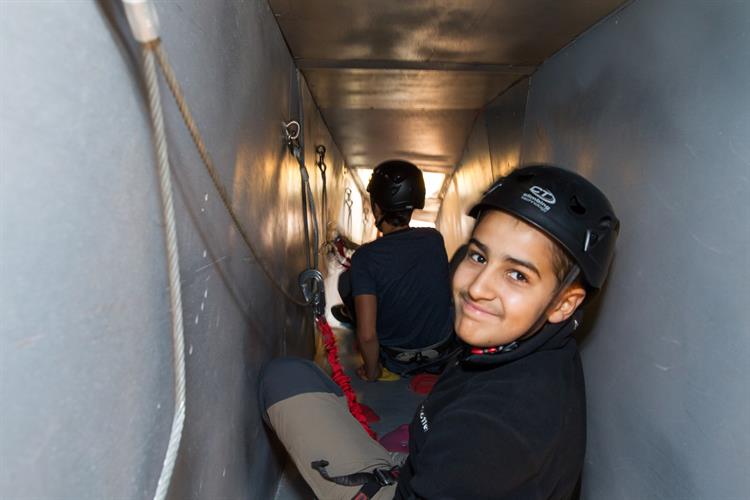 Mehdi dans le tunnel de la via ferata