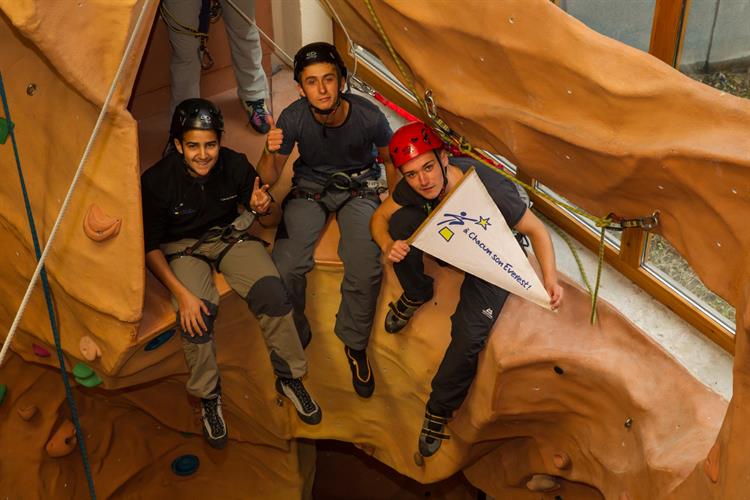 Mehdi, Sebastien et Julien portent le drapeau à la fin de la via ferata