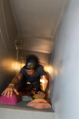 Sebastien qui crapahute dans le tunnel