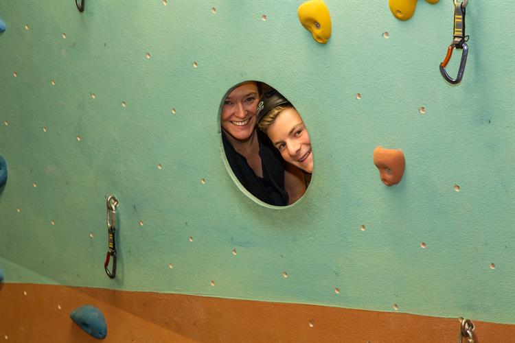 Stephanie et Nicolas jouent à cache cache dans la structure du mur d