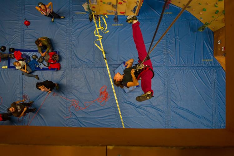 Stephanie nous montre comment faire des acrobaties sur le rappel