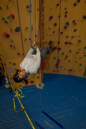 Aurane fait la planche tout en descendant le rappel
