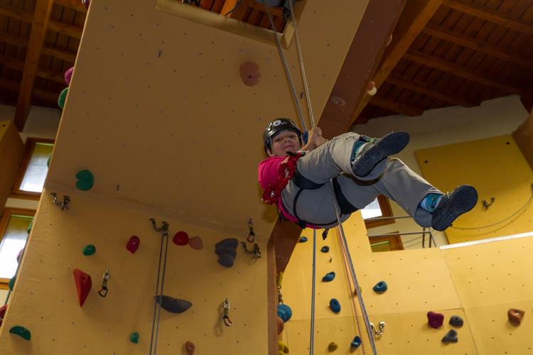 Camille en pleine descente en rappel