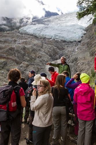 Lionel nous montre jusque où descendait le glacier il y a seulement 30 ans...