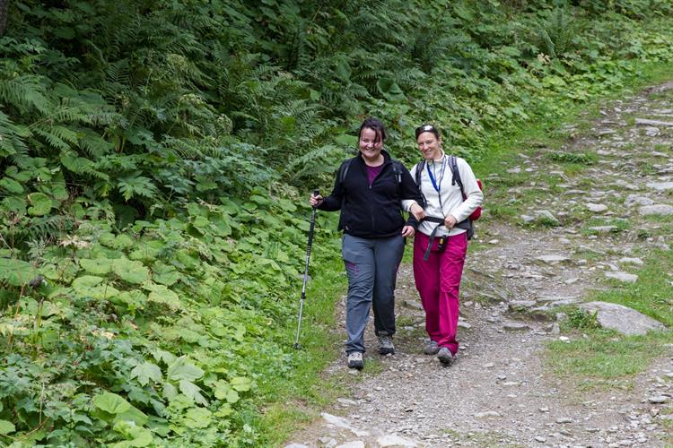 Cassandra et Stephanie sur le sentier de la descente, toujours avec le même sourire grandiose