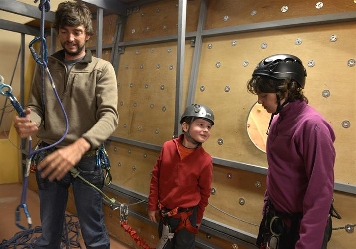 Romain assure Simon qui lance un regard à Zoé avant de se lancer